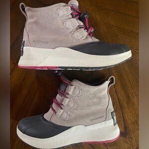 Girls Sorel winter boots. Like New. Size 2.